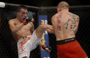 Imagens do UFC Fight Night 56, em Uberlndia - Thomas Almeida (bermuda branca) venceu Tim Gorman por deciso unnime