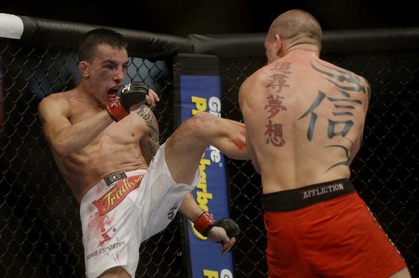 Imagens do UFC Fight Night 56, em Uberlndia - Thomas Almeida (bermuda branca) venceu Tim Gorman por deciso unnime