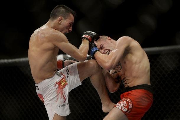Imagens do UFC Fight Night 56, em Uberlndia - Thomas Almeida (bermuda branca) venceu Tim Gorman por deciso unnime