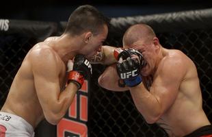 Imagens do UFC Fight Night 56, em Uberlndia - Thomas Almeida (bermuda branca) venceu Tim Gorman por deciso unnime