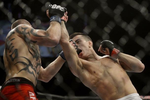 Imagens do UFC Fight Night 56, em Uberlndia - Thomas Almeida (bermuda branca) venceu Tim Gorman por deciso unnime