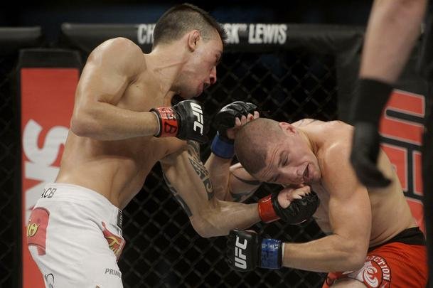 Imagens do UFC Fight Night 56, em Uberlndia - Thomas Almeida (bermuda branca) venceu Tim Gorman por deciso unnime
