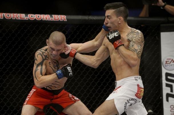 Imagens do UFC Fight Night 56, em Uberlndia - Thomas Almeida (bermuda branca) venceu Tim Gorman por deciso unnime