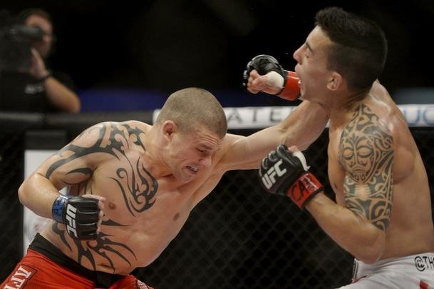 Imagens do UFC Fight Night 56, em Uberlndia - Thomas Almeida (bermuda branca) venceu Tim Gorman por deciso unnime