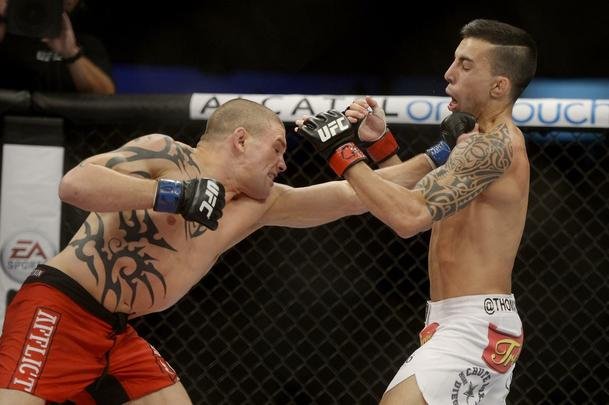 Imagens do UFC Fight Night 56, em Uberlndia - Thomas Almeida (bermuda branca) venceu Tim Gorman por deciso unnime