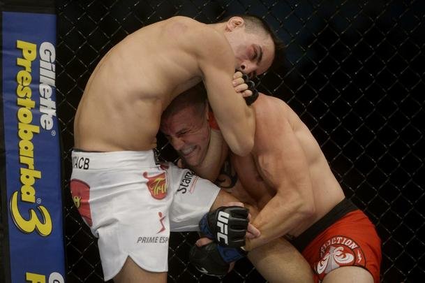 Imagens do UFC Fight Night 56, em Uberlndia - Thomas Almeida (bermuda branca) venceu Tim Gorman por deciso unnime