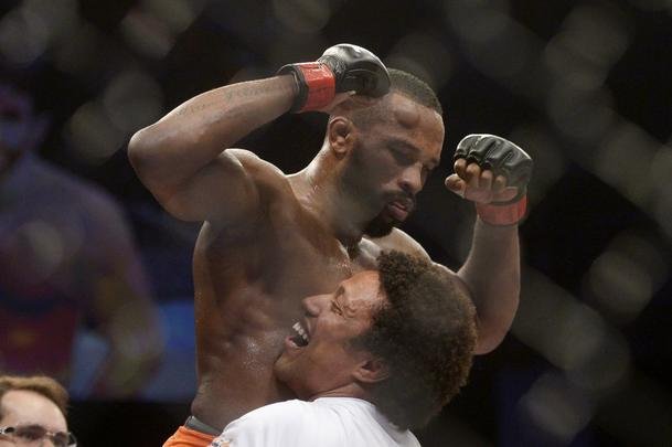 Imagens do UFC Fight Night 56, em Uberlndia - Leandro Buscap (bermuda laranja) finalizou Charlie Brenneman com um mata-leo no primeiro round