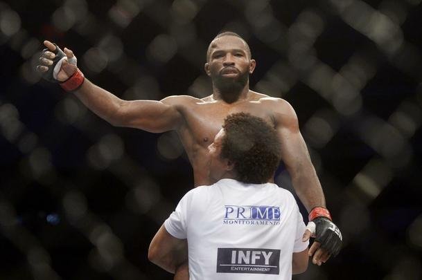 Imagens do UFC Fight Night 56, em Uberlndia - Leandro Buscap (bermuda laranja) finalizou Charlie Brenneman com um mata-leo no primeiro round