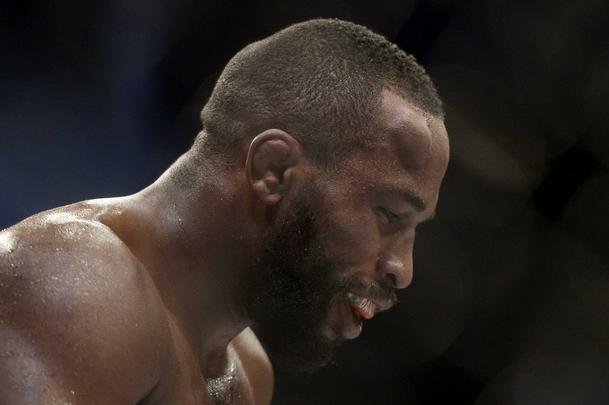 Imagens do UFC Fight Night 56, em Uberlndia - Leandro Buscap (bermuda laranja) finalizou Charlie Brenneman com um mata-leo no primeiro round