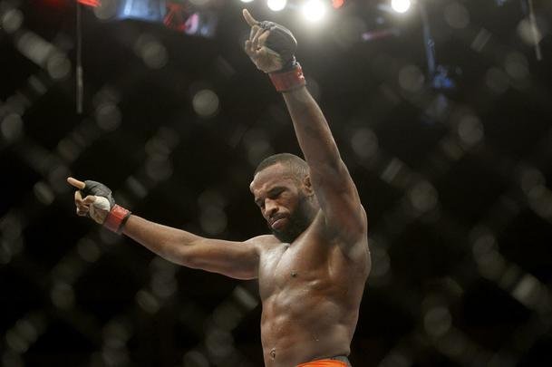 Imagens do UFC Fight Night 56, em Uberlndia - Leandro Buscap (bermuda laranja) finalizou Charlie Brenneman com um mata-leo no primeiro round