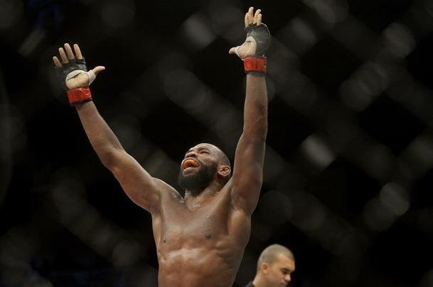 Imagens do UFC Fight Night 56, em Uberlndia - Leandro Buscap (bermuda laranja) finalizou Charlie Brenneman com um mata-leo no primeiro round