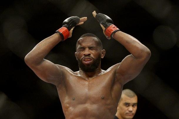 Imagens do UFC Fight Night 56, em Uberlndia - Leandro Buscap (bermuda laranja) finalizou Charlie Brenneman com um mata-leo no primeiro round