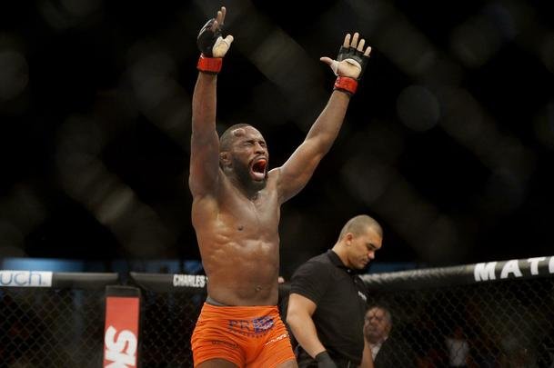 Imagens do UFC Fight Night 56, em Uberlndia - Leandro Buscap (bermuda laranja) finalizou Charlie Brenneman com um mata-leo no primeiro round