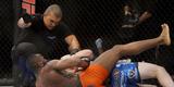 Imagens do UFC Fight Night 56, em Uberlândia - Leandro Buscapé (bermuda laranja) finalizou Charlie Brenneman com um mata-leão no primeiro round