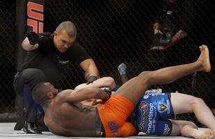 Imagens do UFC Fight Night 56, em Uberlndia - Leandro Buscap (bermuda laranja) finalizou Charlie Brenneman com um mata-leo no primeiro round