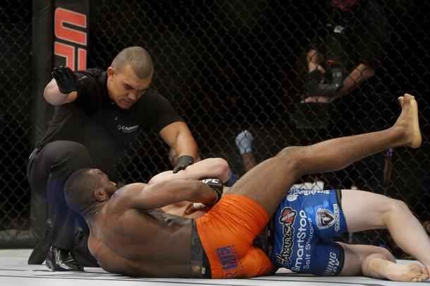 Imagens do UFC Fight Night 56, em Uberlndia - Leandro Buscap (bermuda laranja) finalizou Charlie Brenneman com um mata-leo no primeiro round