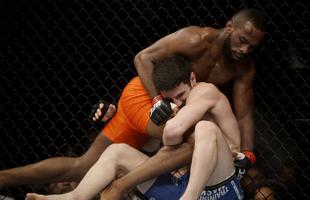 Imagens do UFC Fight Night 56, em Uberlndia - Leandro Buscap (bermuda laranja) finalizou Charlie Brenneman com um mata-leo no primeiro round
