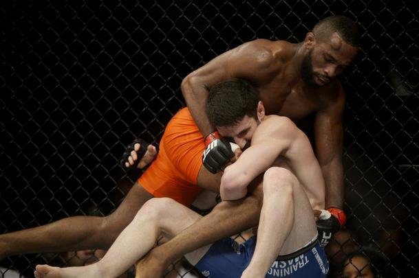 Imagens do UFC Fight Night 56, em Uberlndia - Leandro Buscap (bermuda laranja) finalizou Charlie Brenneman com um mata-leo no primeiro round