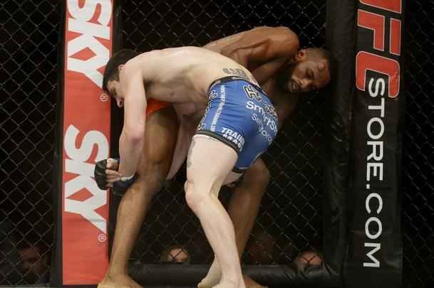 Imagens do UFC Fight Night 56, em Uberlndia - Leandro Buscap (bermuda laranja) finalizou Charlie Brenneman com um mata-leo no primeiro round