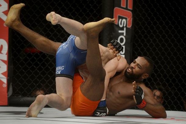 Imagens do UFC Fight Night 56, em Uberlndia - Leandro Buscap (bermuda laranja) finalizou Charlie Brenneman com um mata-leo no primeiro round