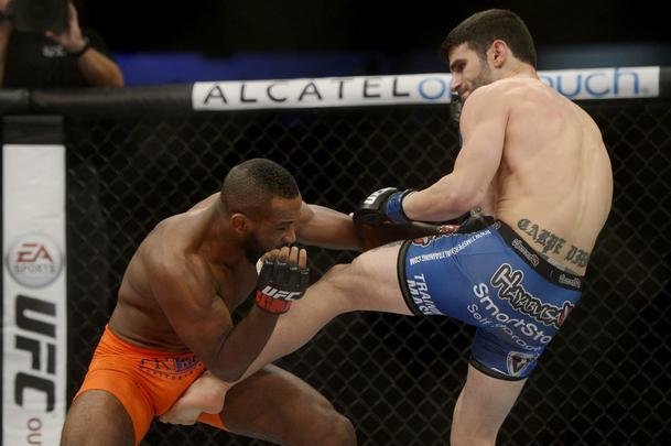 Imagens do UFC Fight Night 56, em Uberlndia - Leandro Buscap (bermuda laranja) finalizou Charlie Brenneman com um mata-leo no primeiro round