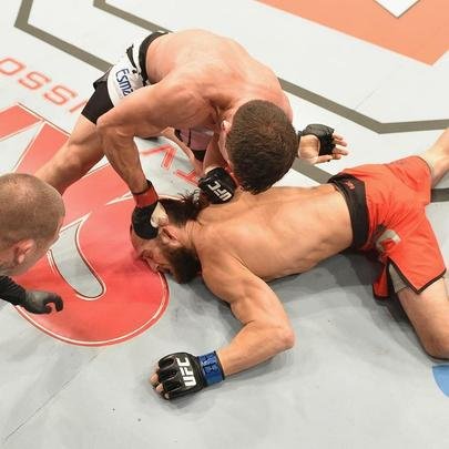 Imagens do UFC Fight Night 56, em Uberlndia - Caio Monstro (bermuda preta) venceu Trevor Smith por nocaute tcnico no primeiro round