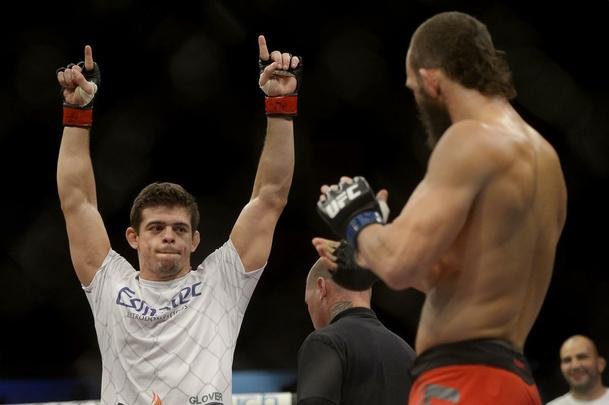 Imagens do UFC Fight Night 56, em Uberlndia - Caio Monstro (bermuda preta) venceu Trevor Smith por nocaute tcnico no primeiro round