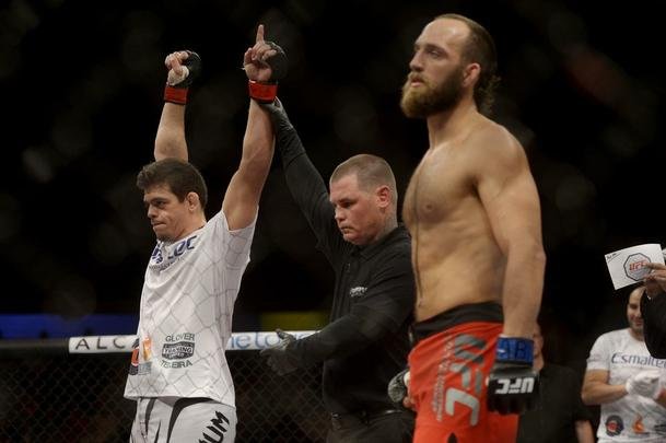 Imagens do UFC Fight Night 56, em Uberlndia - Caio Monstro (bermuda preta) venceu Trevor Smith por nocaute tcnico no primeiro round