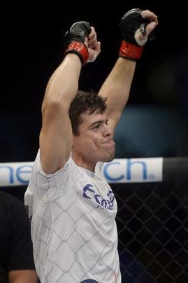 Imagens do UFC Fight Night 56, em Uberlndia - Caio Monstro (bermuda preta) venceu Trevor Smith por nocaute tcnico no primeiro round