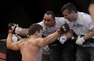Imagens do UFC Fight Night 56, em Uberlndia - Caio Monstro (bermuda preta) venceu Trevor Smith por nocaute tcnico no primeiro round
