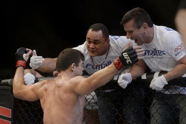 Imagens do UFC Fight Night 56, em Uberlndia - Caio Monstro (bermuda preta) venceu Trevor Smith por nocaute tcnico no primeiro round