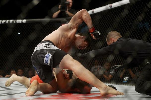 Imagens do UFC Fight Night 56, em Uberlndia - Caio Monstro (bermuda preta) venceu Trevor Smith por nocaute tcnico no primeiro round