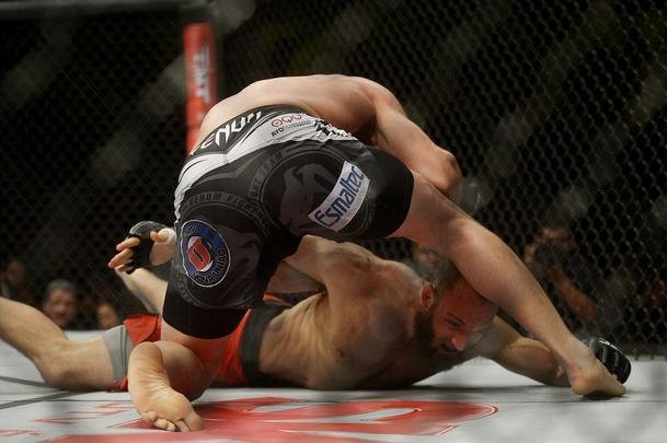 Imagens do UFC Fight Night 56, em Uberlndia - Caio Monstro (bermuda preta) venceu Trevor Smith por nocaute tcnico no primeiro round