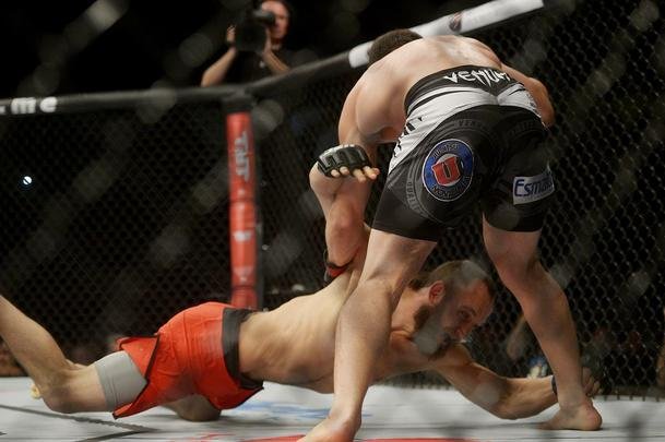 Imagens do UFC Fight Night 56, em Uberlndia - Caio Monstro (bermuda preta) venceu Trevor Smith por nocaute tcnico no primeiro round
