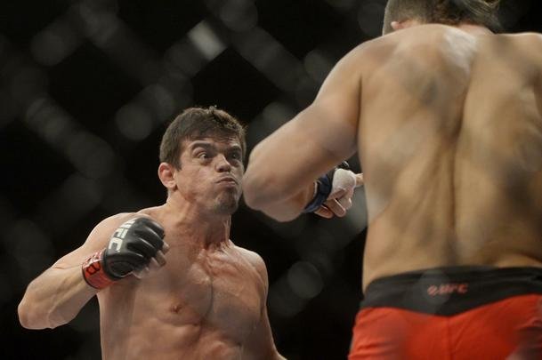 Imagens do UFC Fight Night 56, em Uberlndia - Caio Monstro (bermuda preta) venceu Trevor Smith por nocaute tcnico no primeiro round