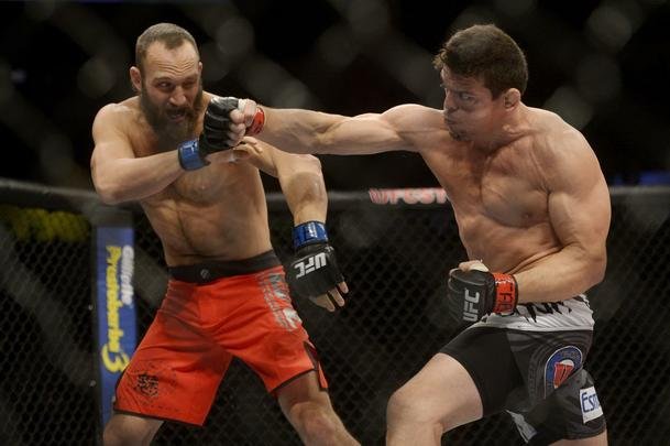 Imagens do UFC Fight Night 56, em Uberlndia - Caio Monstro (bermuda preta) venceu Trevor Smith por nocaute tcnico no primeiro round