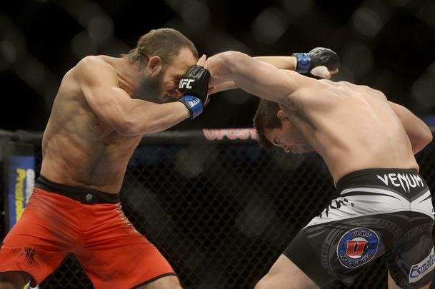 Imagens do UFC Fight Night 56, em Uberlndia - Caio Monstro (bermuda preta) venceu Trevor Smith por nocaute tcnico no primeiro round