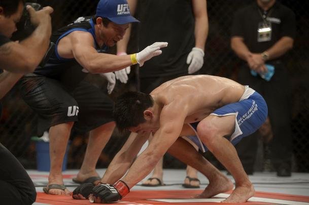 Imagens do UFC Fight Night 56, em Uberlndia - Diego Rivas (bermuda azul) venceu Rodolfo Rubio por deciso unnime