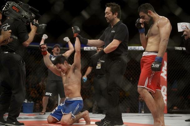 Imagens do UFC Fight Night 56, em Uberlndia - Diego Rivas (bermuda azul) venceu Rodolfo Rubio por deciso unnime