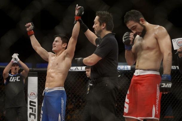 Imagens do UFC Fight Night 56, em Uberlndia - Diego Rivas (bermuda azul) venceu Rodolfo Rubio por deciso unnime