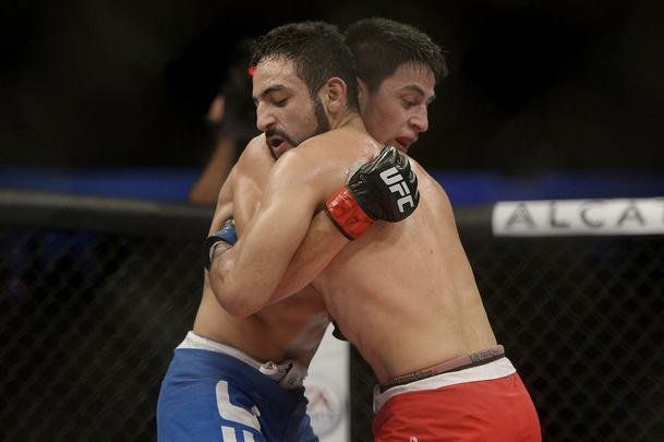 Imagens do UFC Fight Night 56, em Uberlndia - Diego Rivas (bermuda azul) venceu Rodolfo Rubio por deciso unnime