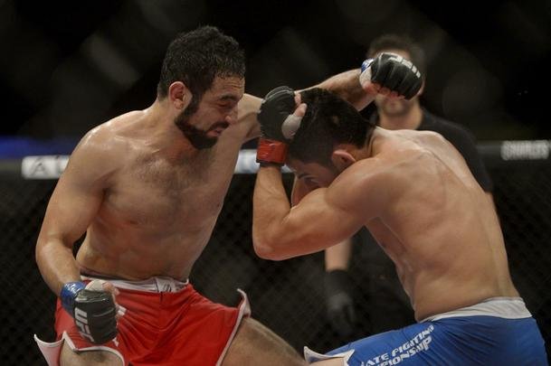 Imagens do UFC Fight Night 56, em Uberlndia - Diego Rivas (bermuda azul) venceu Rodolfo Rubio por deciso unnime