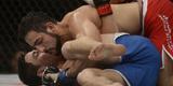 Imagens do UFC Fight Night 56, em Uberlândia - Diego Rivas (bermuda azul) venceu Rodolfo Rubio por decisão unânime