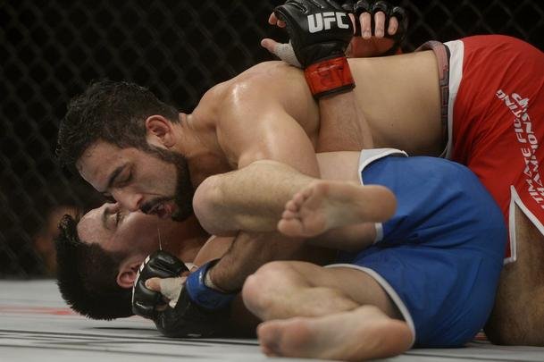 Imagens do UFC Fight Night 56, em Uberlndia - Diego Rivas (bermuda azul) venceu Rodolfo Rubio por deciso unnime