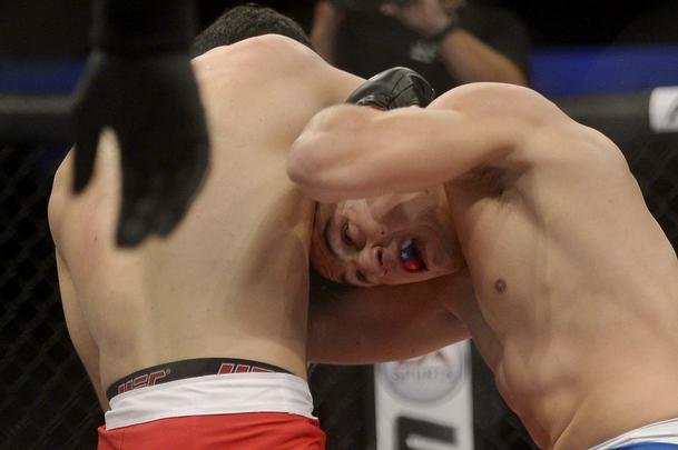Imagens do UFC Fight Night 56, em Uberlndia - Diego Rivas (bermuda azul) venceu Rodolfo Rubio por deciso unnime