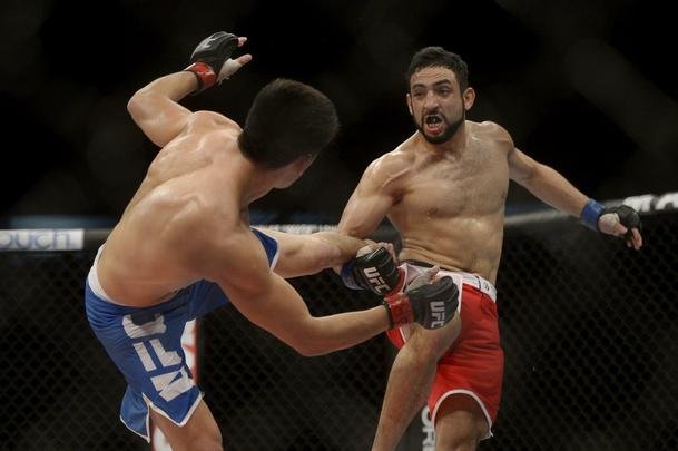 Imagens do UFC Fight Night 56, em Uberlndia - Diego Rivas (bermuda azul) venceu Rodolfo Rubio por deciso unnime
