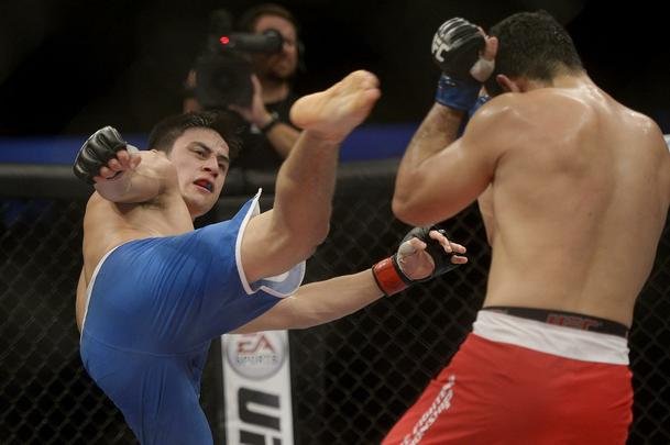 Imagens do UFC Fight Night 56, em Uberlndia - Diego Rivas (bermuda azul) venceu Rodolfo Rubio por deciso unnime