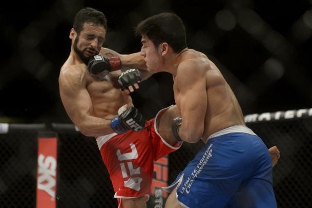 Imagens do UFC Fight Night 56, em Uberlndia - Diego Rivas (bermuda azul) venceu Rodolfo Rubio por deciso unnime