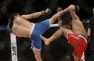 Imagens do UFC Fight Night 56, em Uberlndia - Diego Rivas (bermuda azul) venceu Rodolfo Rubio por deciso unnime