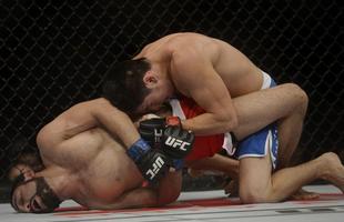 Imagens do UFC Fight Night 56, em Uberlndia - Diego Rivas (bermuda azul) venceu Rodolfo Rubio por deciso unnime